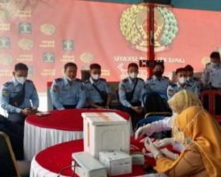 Petugas Lapas Kelas II B Sekayu Di Vaksin Boster
