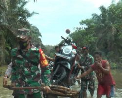Jalan Desa Sridamai Terendam Banjir Tahunan,Babinsa dan Babinkamtibmas Evakuasi Kendaraan Warga