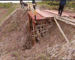 Operit Jembatan Longsor Kendaraan Warga Desa Ulak Embacang Tidak Bisa Lewat