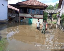 Babinsa Koramil 401-03/Sekayu Monitoring Banjir Didesa Kertajaya