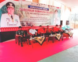 Babinsa Koramil 401-03/Sekayu Monitoring Kunjungan Kerja Gubernur Sumsel Pasca Banjir Di Desa Kertajaya