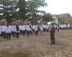 Babinsa Koramil 401-03/Sekayu Melaksanakan Kegiatan Latihan Disiplin Bagi Siswa Baru SMK Negeri 2 Sekayu