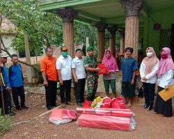 Babinsa Koramil 401-03/Sekayu Monitoring Kegiatan Penyerahan Bantuan Rumah Tertimpa Pohon
