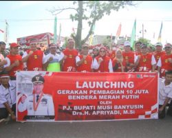 Semarak Lomba Panjat Pinang Hingga Bagi-bagi 10 Juta Bendera di Muba