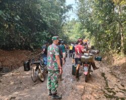 Evakuasi Warga dan Amankan Lokasi Semburan Minyak di Keluang,Seperti Aliran Sungai Derasnya