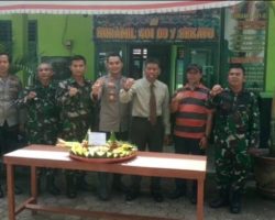 Dalam Rangka HUT TNI Ke 77 Kapolsek Sungai Keruh Beri Kejutan Tumpeng Kepada Danramil 401-03/Sekayu