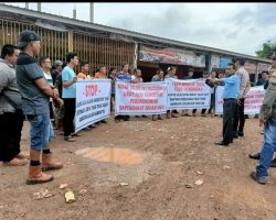 Jalan Rusak FM2B Gelar Aksi Dijalan, Blokir Truk Bertonase Tinggi