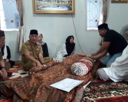 Pj Apriyadi Melayat Warga Kayuara Nurhayati (Alm) Istri Zainal Arifin Pagi Ini