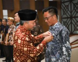 Pj Bupati Muba Sematkan Lencana Penghargaan Kepada 13 Desa Mandiri