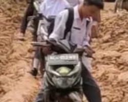 Ratusan Pelajar Di Kecamatan Jirak Jaya Terhambat Jalan Berlumpur Saat Berangkat Ke Sekolah