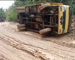 Warga Keluhkan Jalan Pertamina Desa Setia Jaya Berlumpur Dan Berlubang