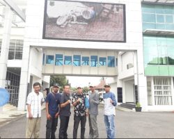 Warga Desa Pinang Banjar Membuat Laporan Tertulis Pada Bupati Muba.