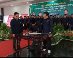 Kenakan Peci, Pengurus PWI Muba Resmi Dilantik