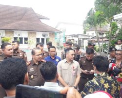 Puluhan Warga Desa Teladan gruduk Kejaksaan Negeri Musi Banyuasin Dan Pengadilan Negeri Sekayu Terkait Pelecehan Anak Dibawah Umur.