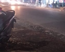 Galian Tambal Sulam Belum di Tambal Pengendara Roda Dua Terjatuh di Duga Tidak Ada Rambu Peringatan