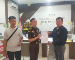 Aksi Massa Di Kejaksaan Negeri Muba,Dugaan Perbuatan Melawan Hukum Terkait Lelang Pengadaan Barang Dan Jasa