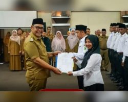 Bupati Solok Serahkan 133 SK PPPK Guru Formasi 2022, Ini Pesan Bupati Solok Epyardi Asda