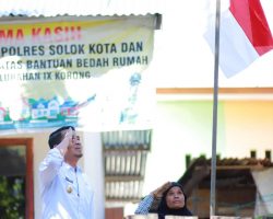 Jelang Perayaan HUT RI, Pemko Solok Bagikan Bendera Merah Putih kepada Warga