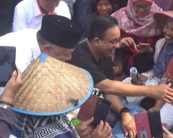 Sambangi Kota Solok Sumbar, Anies Baswedan Makan Nasi bungkus Bersama Petani