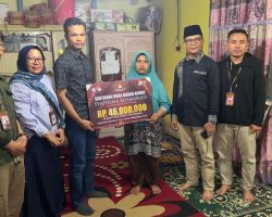 KPU Kabupaten Solok Serahkan Santunan bagi Ahli Waris Badan Adhoc yang Meninggal di Pemilu 2024