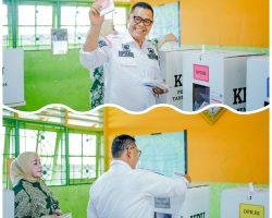 Bupati Solok Epyardi Asda dan Keluarga Nyoblos di TPS 6 Singkarak