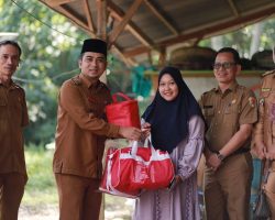 Wawako Solok Serahkan SK Pensiun Bagi Enam ASN Pemkot Solok Masuk Masa Purna Tugas