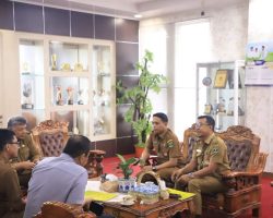 Kelompok Tani Ternak Hakuna Matata Terima Bantuan Mesin Pemecah dari DLH