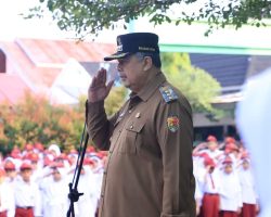 Walikota Solok, Zul Elfian Umar menjadi pembina upacara bendera di MIN Kota Solok