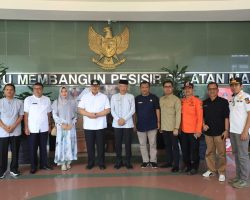 Tingkatkan Kepedulian Sosial, Pemko Solok Serahkan Bantuan Untuk Musibah Pesisir Selatan