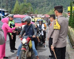 Berkah Ramadhan, Kapolres Solok Bersama Ketua Bhayangkari Cabang Solok Bagi Bagi Takjil