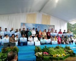 Pemerintah Kabupaten Lahat melalui Dinas Perkebunan Kabupaten Lahat menyerahkan bantuan kepada penerima manfaat sarana prasarana komoditi Perkebunan.