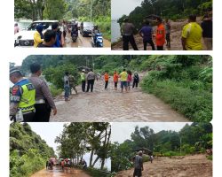    Damkar Kabupaten Solok Bersihkan Material Longsor di Nagari Kacang, Akses Jalan Bisa Dilalui