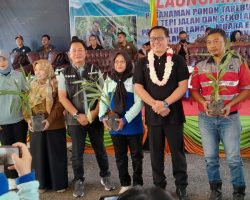 Pemerintah Kabupaten Lahat Melalui Dinas Lingkungan Hidup (DLH) melaksanakan kegiatan Launching penanaman pohon secara serentak.