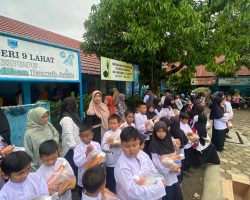 Jumat Berkah, SDN 9 Lahat Berikan Bantu Sembako kepada siswa siswi sekolah