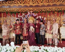 Warga Antusias Sambut Kedatangan Yulius Maulana Saat Resepsi Pernikahan Vera Dwi Putri Dengan Herdianto, A.MD.Kom