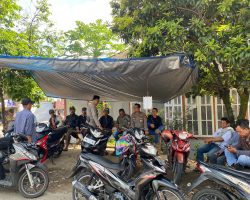 Personel Polres Solok, Laksanakan Giat Rutin Jumat Curhat Bersama Komunitas  Ojek Simpang IV, Aro, Nagari Talang