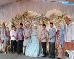 Hadiri Pernikahan Erik & Dessy ,Warga Antusias Sambut Yulius Maulana