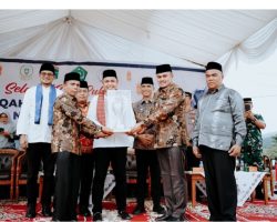 Camat X Koto Singkarak Crismon Dharma Serahkan Kembali Piala Bergilir MTQ Kepada Bupati