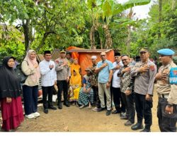 Wakil Bupati Solok Serahkan Bantuan Rumah Tak Layak Huni Dampingi Kapolres