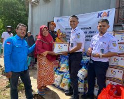 Dukung Upaya Pengentasan Kemiskinan di Sumsel, KAI Divre III Palembang Salurkan 300 Paket Sembako