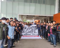 Demo Di Kantor Gubernur, Arogan Sumsel Berikan Kartu Kuning Untuk Gubernur Dan Wakil Gubernur