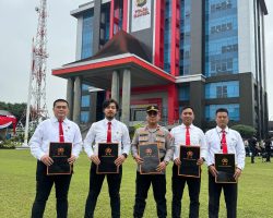 Enam Personel Polres Muba menerima penghargaan langsung dari Kapolda Sumsel.