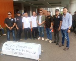 Koalisi Pemerhati Pendidikan Sumsel Hadiahi Gubernur Keranda Mayat Simbol Matinya Dunia Pendidikan