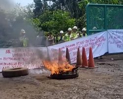Sungai Kili Tercemar, Masyarakat Gunung Kembang Unjukrasa Minta Pertanggung Jawaban PT MIP dan PT BT
