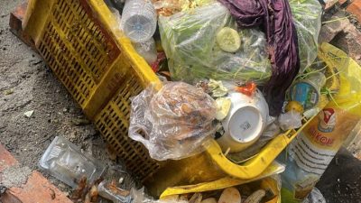 Ratusan warga kayuara keluhkan tumpukan sampah di jalan