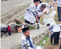 Wabup Solok Gelar Aksi Bersihkan Sampah Bersama Disela HUT PGRI yang ke- 80