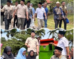 Anggota DPR RI Rahmat Saleh Serahkan Bibit Unggul Bersertifikat di Paninggahan Dorong Petani Manfaatkan Lahan Tidur