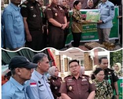 Kejari Solok Salurkan Bantuan Logistik untuk Korban Bencana Hidrometeorologi Kabupaten Solok
