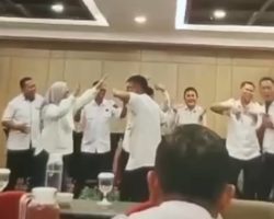 Dunia Pendidikan Tercoreng Oleh Tingkah Kabid GTK Disdik Kota Palembang Berjoget Ria Bersama Puluhan Plt Kepala Sekolah 