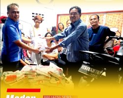 Dr. Maruli Siahaan Bagikan Bantuan Kepada Warga Perumnas Simalingkar